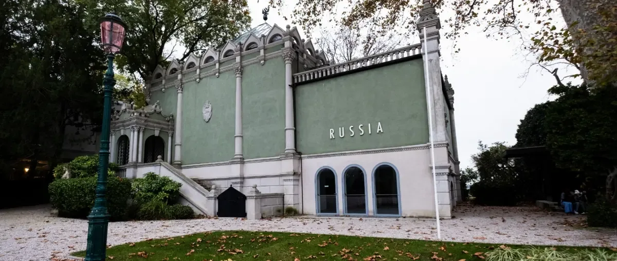 La controversia aumenta en el arte internacional por la participación rusa a pesar de la guerra en Ucrania.