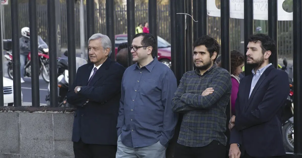 La renuncia de Andrés Manuel a Morena se ve opacada por rumores sobre José Ramón.