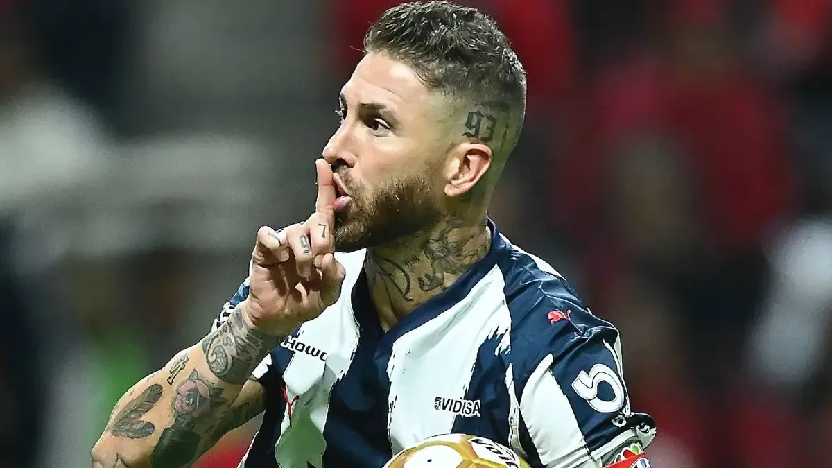 La controversia estalla en el club tras las declaraciones del exjugador español.