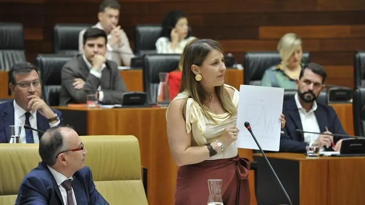 La consejera de Educación defiende cambios en FP mientras el PSOE denuncia impacto negativo en áreas rurales.