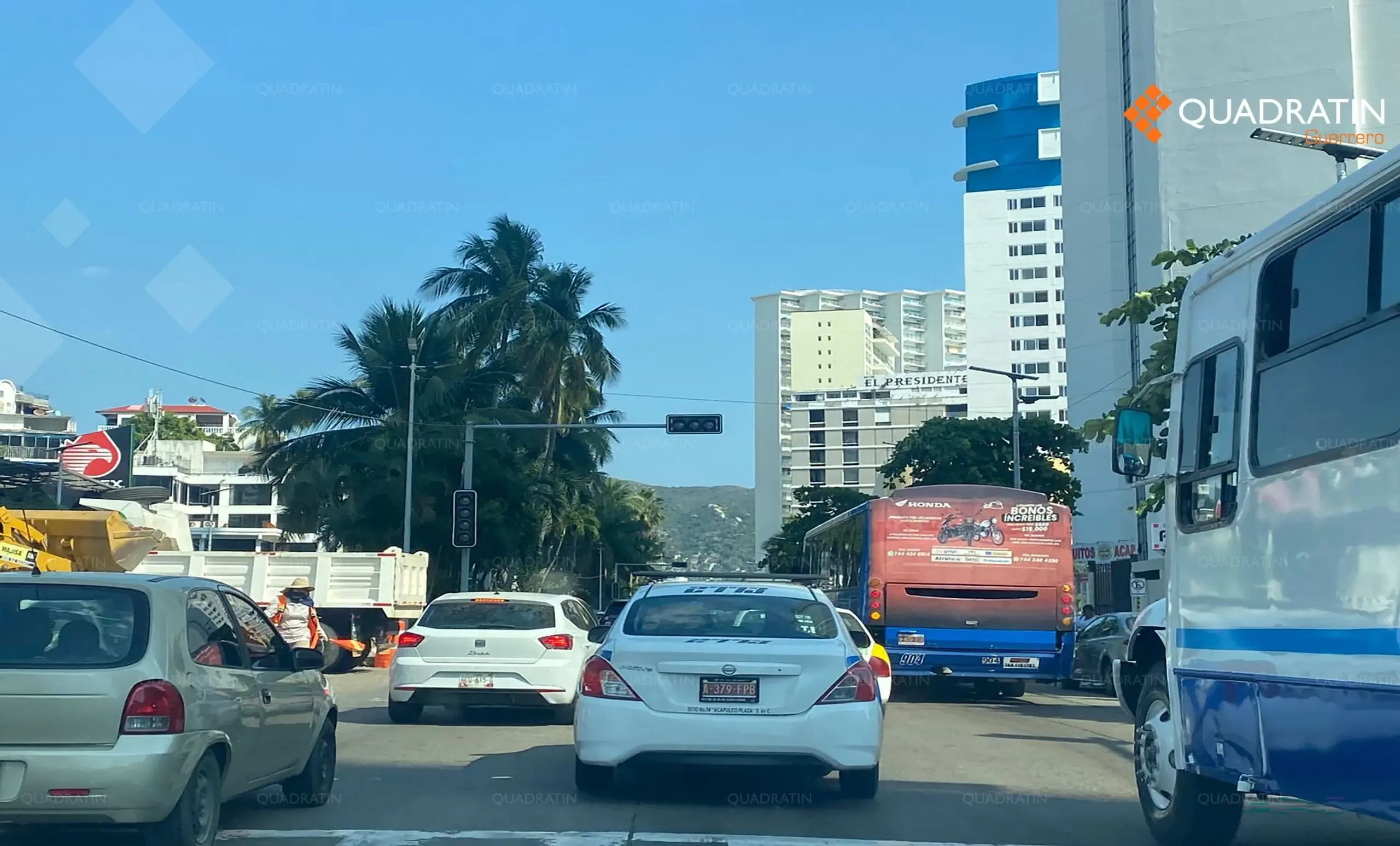 La Costera de Acapulco enfrenta problemas de tráfico por semáforos apagados.