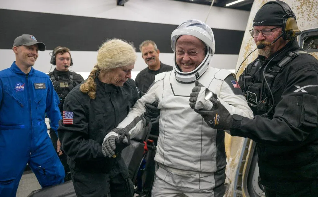 La cápsula Dragon de SpaceX aterriza tras la misión Crew-11 de la NASA.