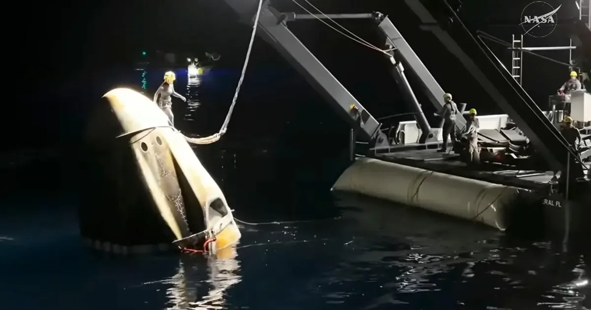 La cápsula Dragon de SpaceX tras el amerizaje exitoso en el océano Pacífico.