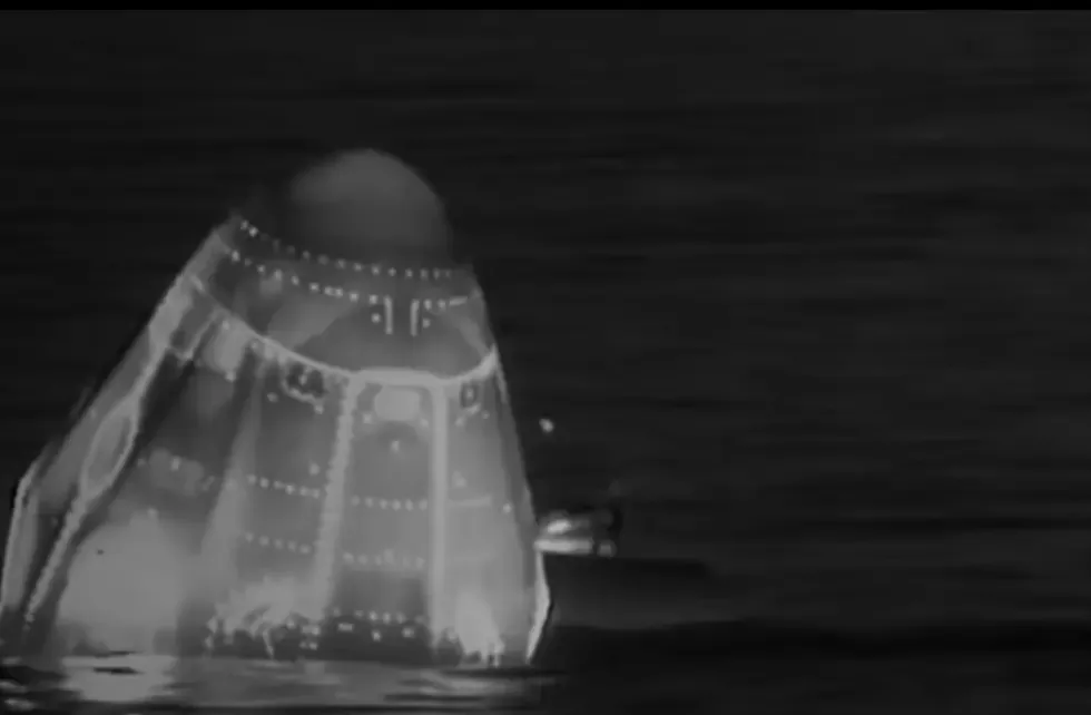 "La cápsula Dragon Endeavour aterriza en el Océano Pacífico tras la misión Crew-11."