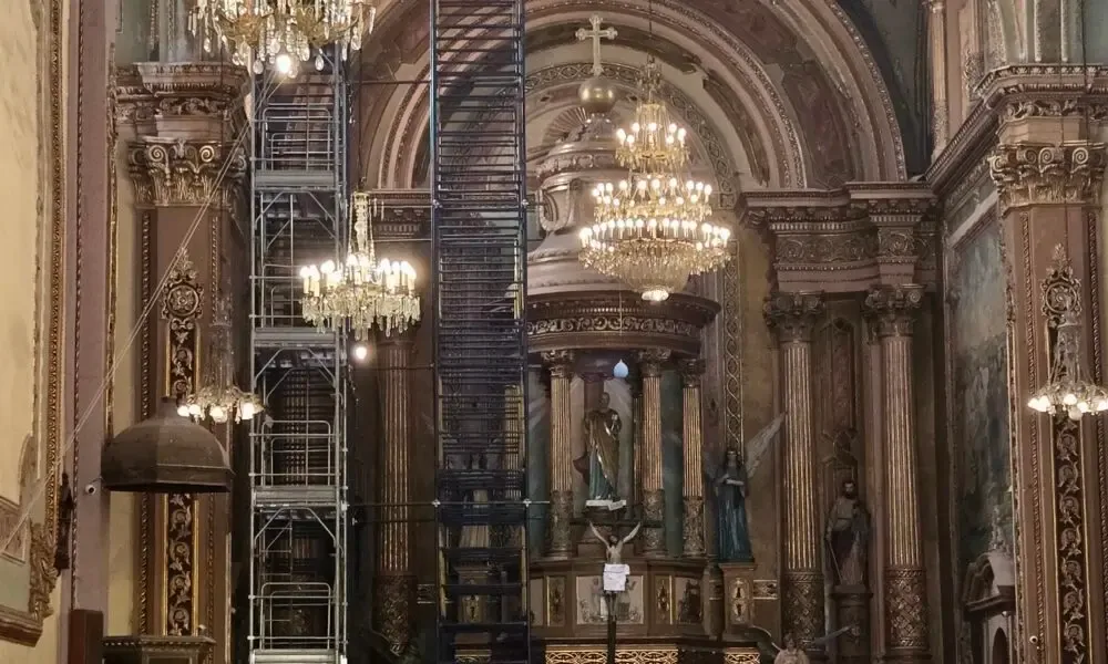 "La cúpula de la Parroquia de San Pedro presenta grietas visibles."
