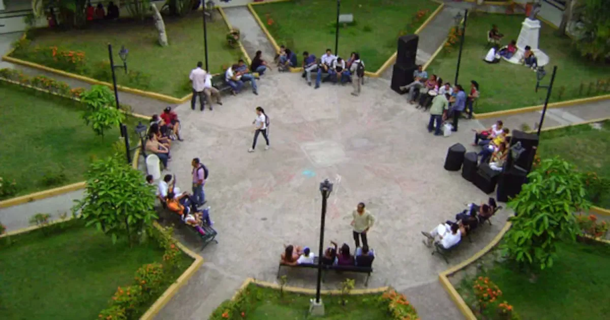 La Universidad de Cartagena fomenta las humanidades desde 1990, enriqueciendo el conocimiento académico.