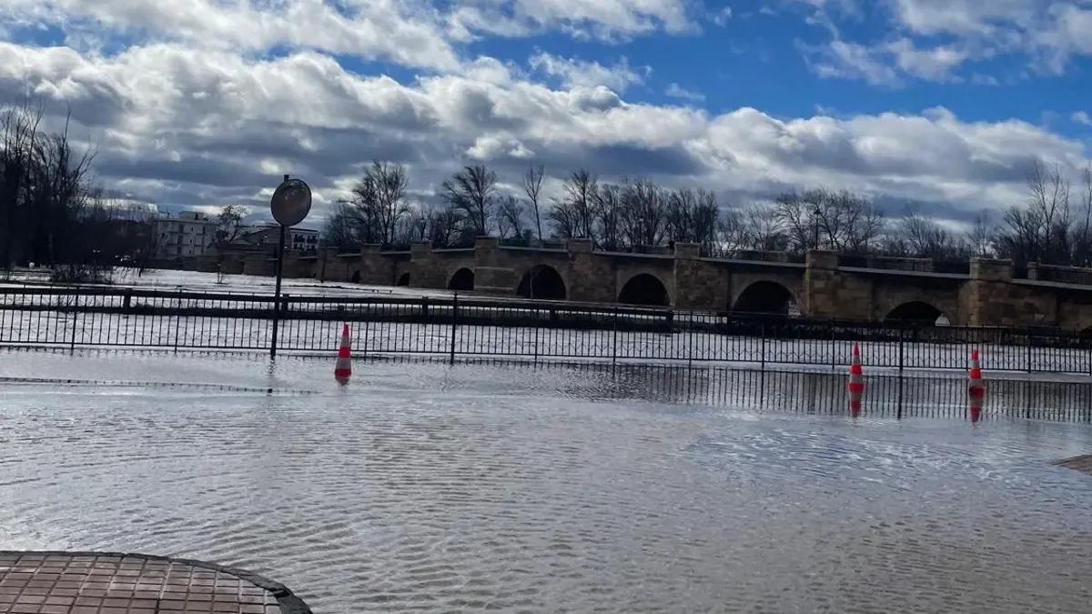 La crecida del río Duero obliga a desalojar viviendas y corta el acceso a la localidad.