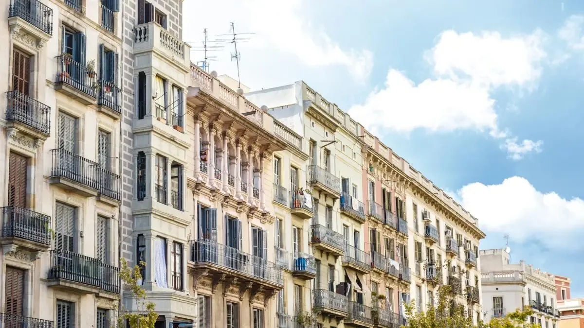 La criminóloga Lucía aborda cómo el turismo altera la seguridad y la vida comunitaria en zonas con creciente afluencia turística.