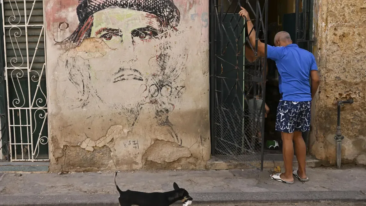 La crisis actual en Cuba se agrava con racionamientos eléctricos y un éxodo masivo de ciudadanos.
