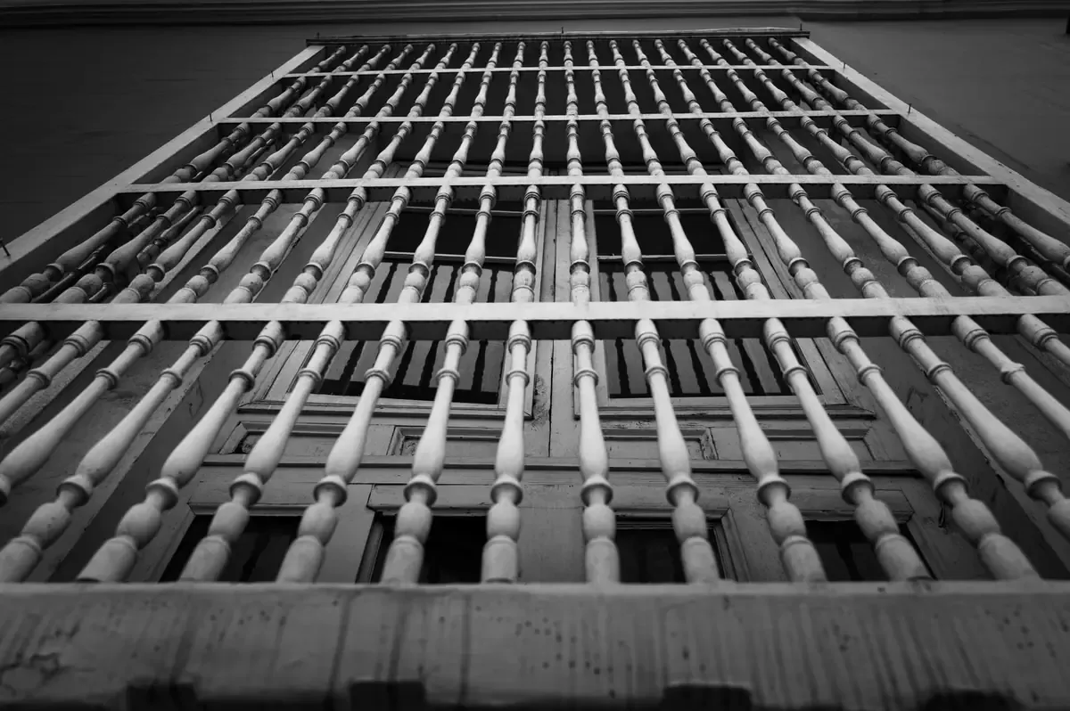 La falta de servicio público confiable erosiona las libertades cotidianas.