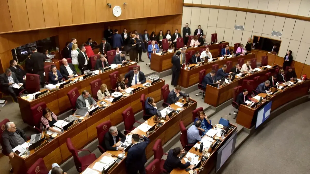 La crítica aumenta por el mantenimiento de altos costos administrativos en medio de la reforma legislativa.