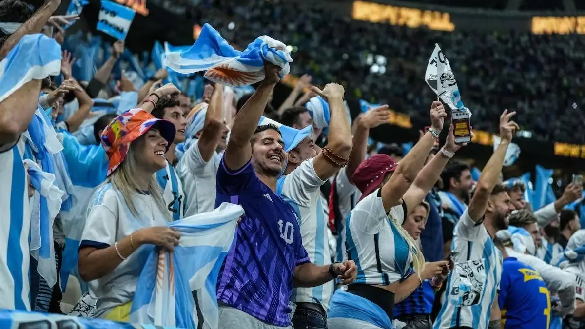 Con la pasión del fútbol, los hinchas argentinos ya cuentan con un nuevo himno para alentar a su selección en la próxima Copa del Mundo.