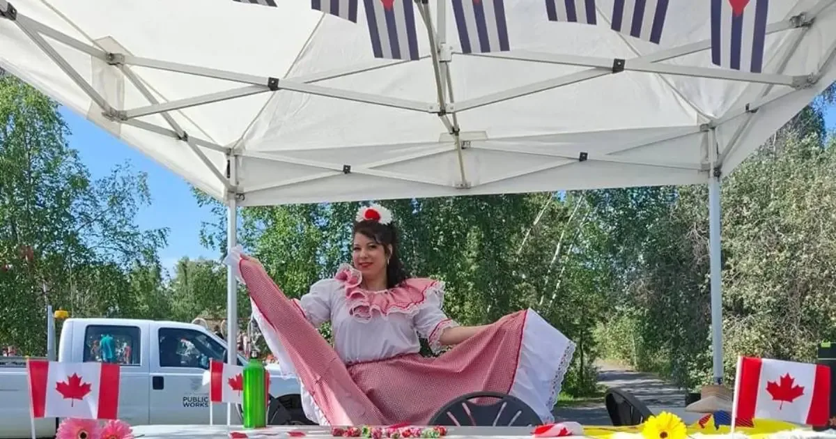 Yensy García ha llevado ritmos latinos a Yellowknife, enriqueciendo la diversidad cultural de esta ciudad canadiense.