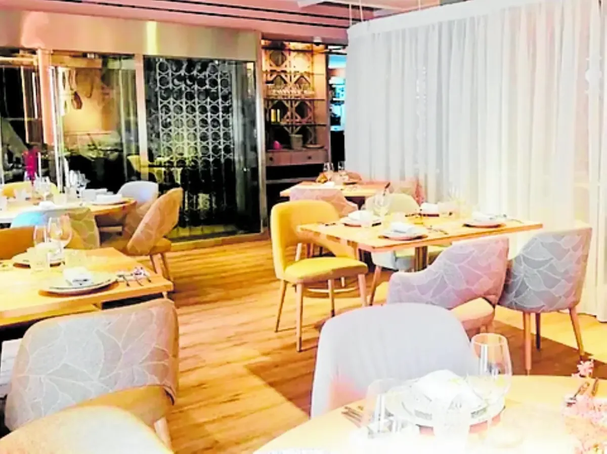 Este restaurante destaca por su cocina cordobesa tradicional modernizada y sabores auténticos.