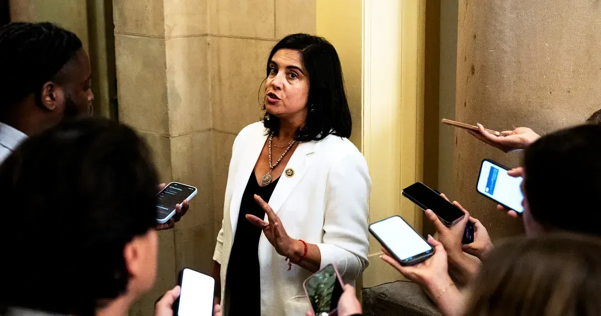 La decisión asegura que la representante republicana mantenga su escaño en Nueva York durante las elecciones intermedias.