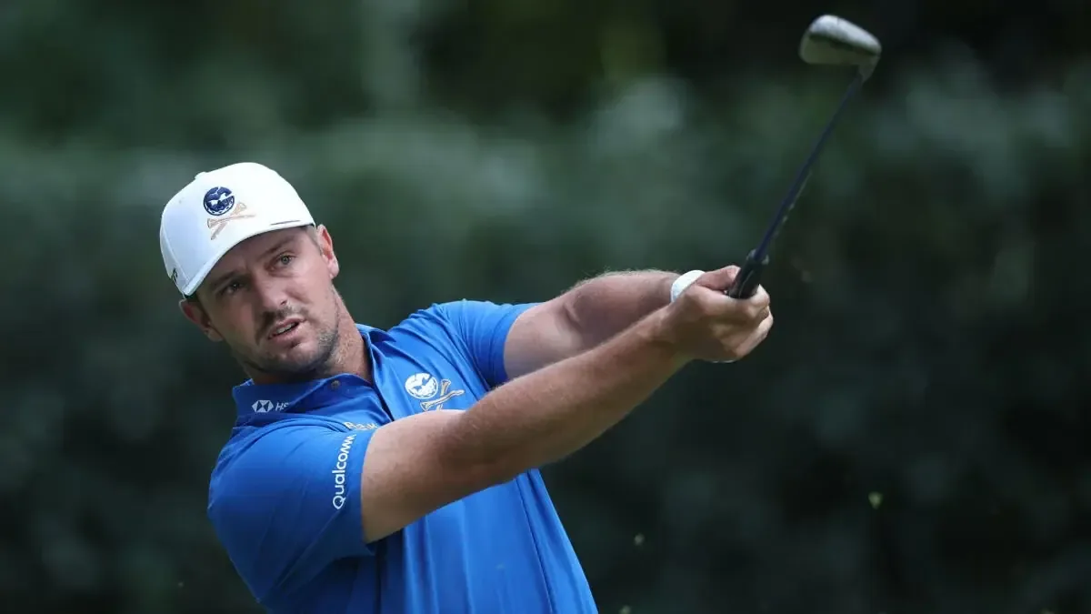 La decisión de DeChambeau se debe a molestias en su muñeca y afecta su participación.