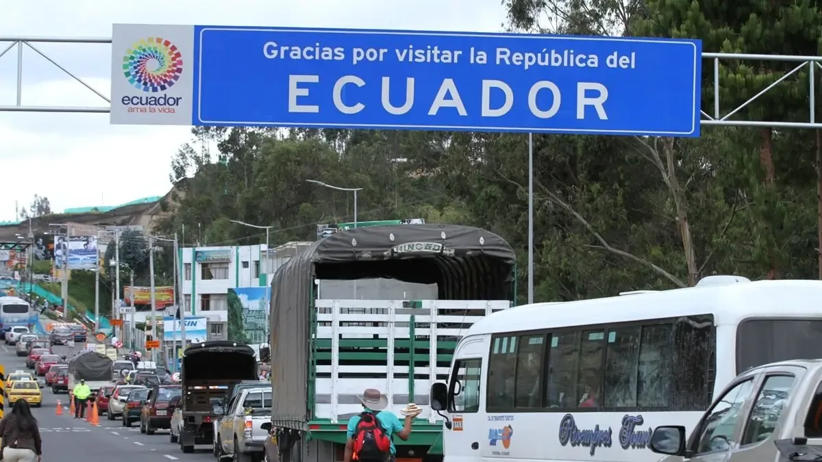 La decisión del gobierno ecuatoriano provoca tensiones comerciales y posibles desabastecimientos en la región.