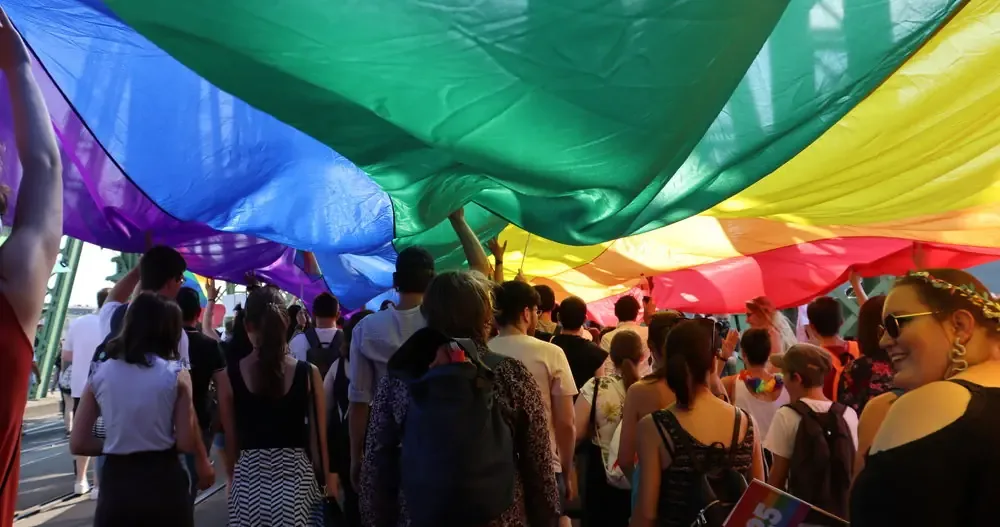 La decisión del tribunal marca un hito en la defensa de los derechos LGBTQ+ en Europa.