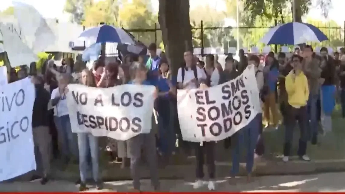 La decisión, enmarcada en un ajuste estatal, generó protestas entre los empleados del SMN.