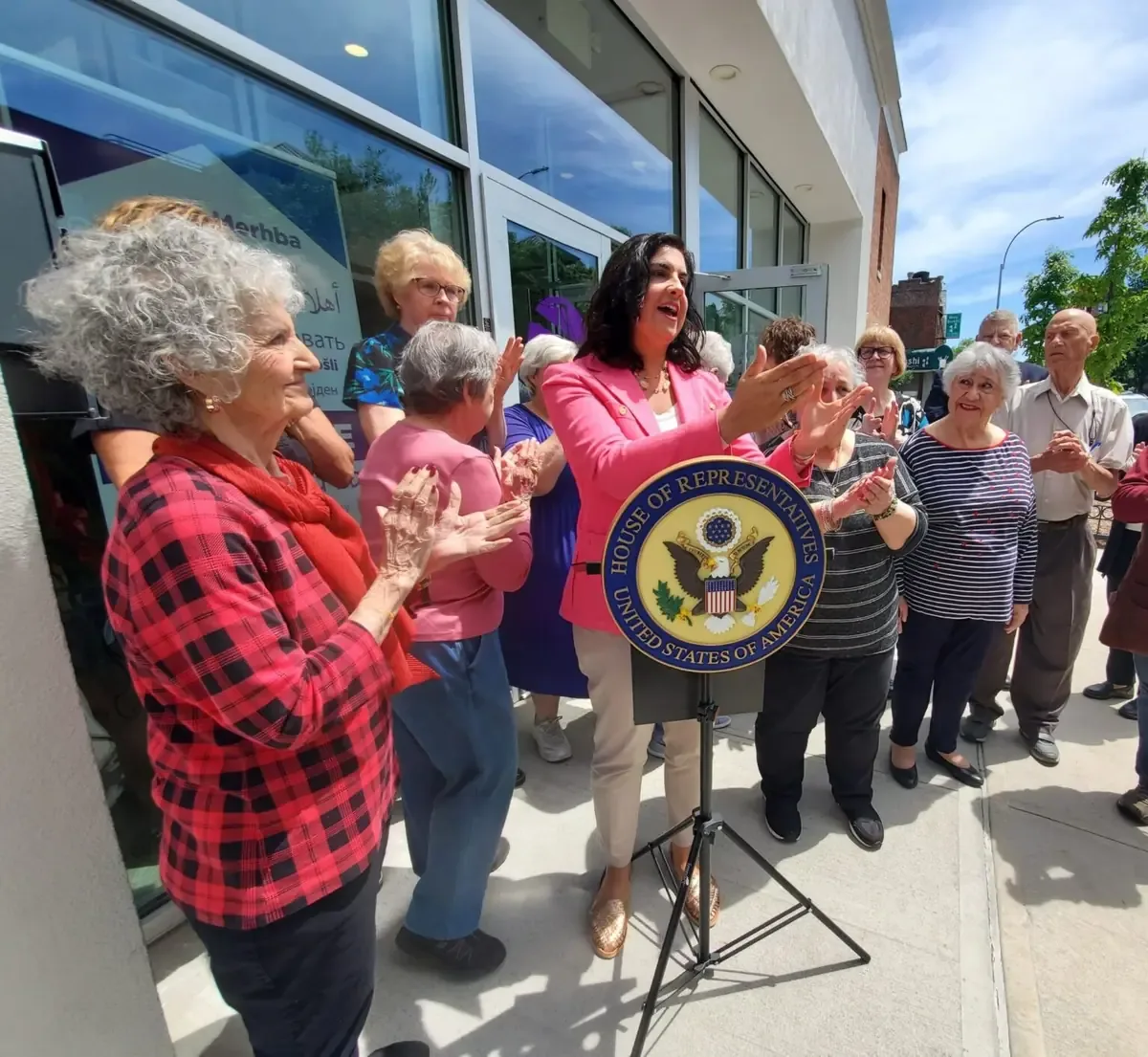 La decisión favorece a la representante Nicole Malliotakis en medio de controversias sobre la representación electoral.