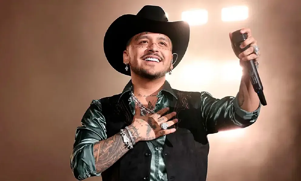 La decisión plantea desafíos en la defensa legal del cantante mexicano.