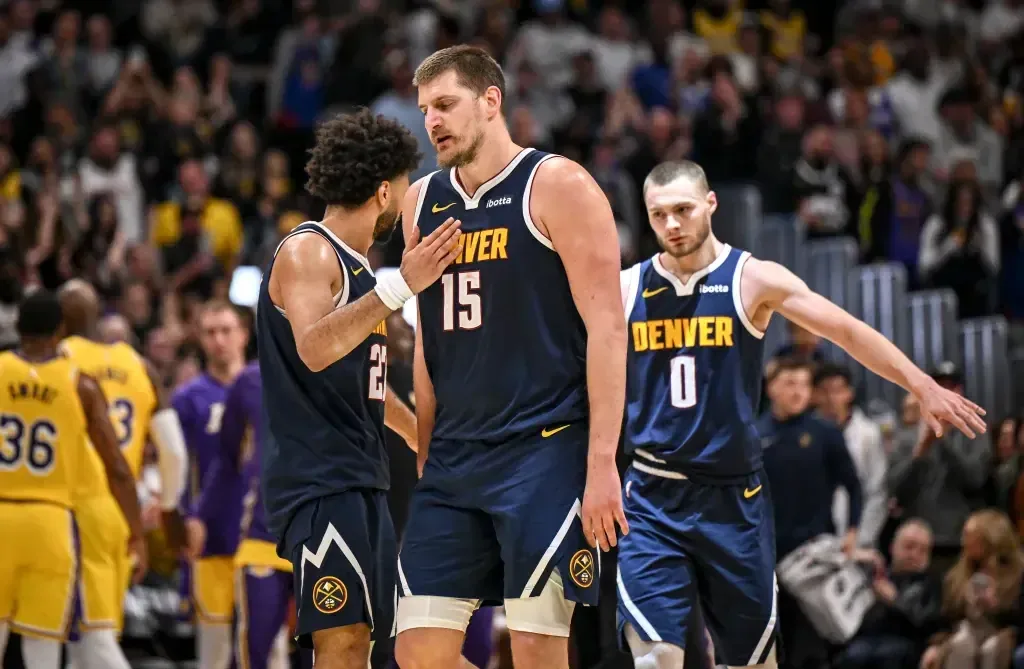 La defensa sobre Jokic se desvía hacia tácticas peligrosas que amenazan su rendimiento.