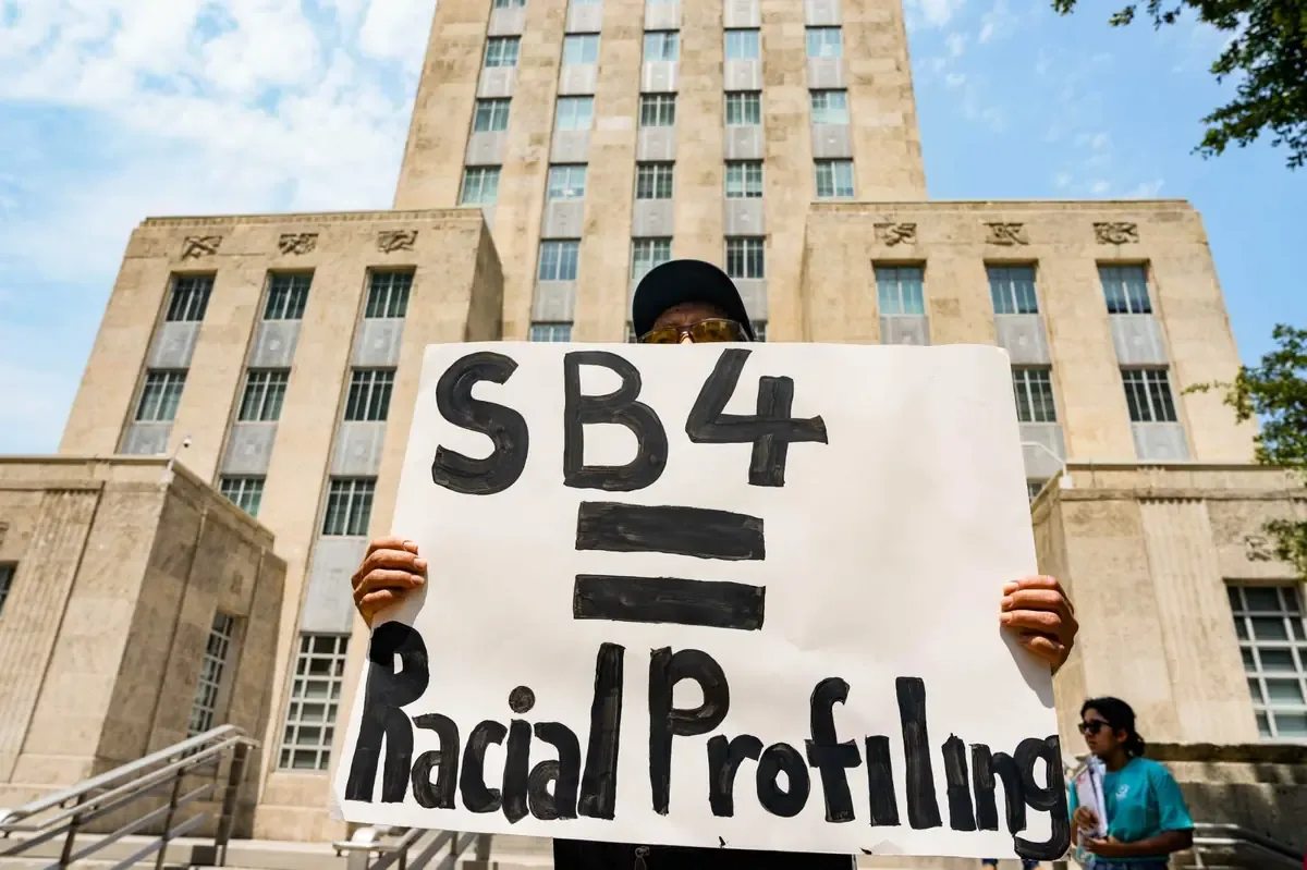 La demanda busca detener una ley que permite arrestos y expulsiones de inmigrantes en Texas.