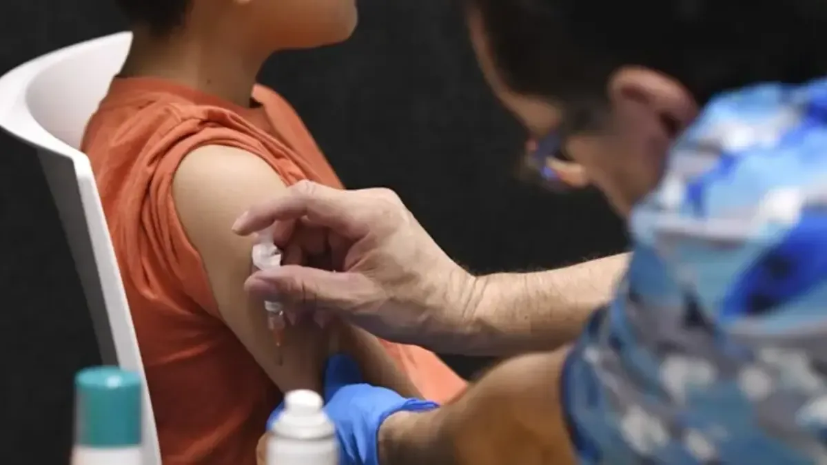 La demanda busca proteger la salud infantil ante nuevas recomendaciones de vacunación.