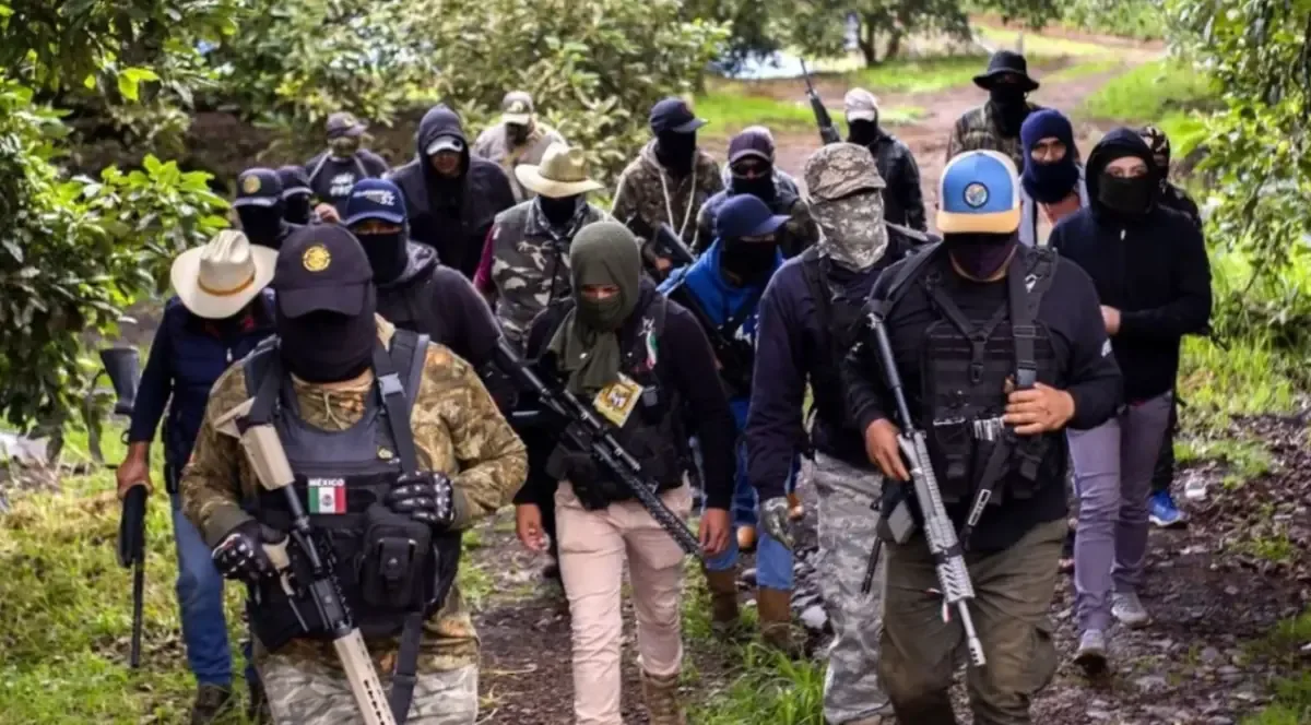 La desconfianza y vigilancia entre aspirantes a elecciones refleja problemas de inseguridad en la comunidad.