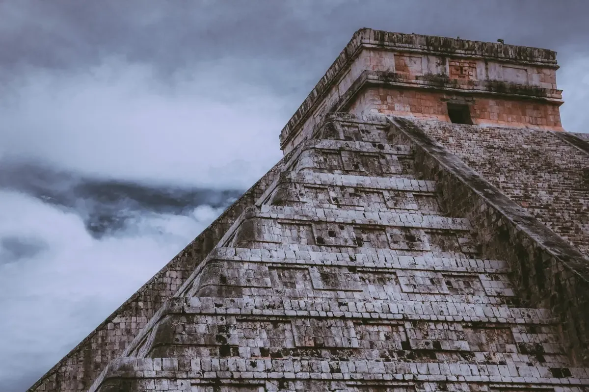 La falta de oportunidades educativas y laborales limita el desarrollo de los jóvenes en Yucatán.