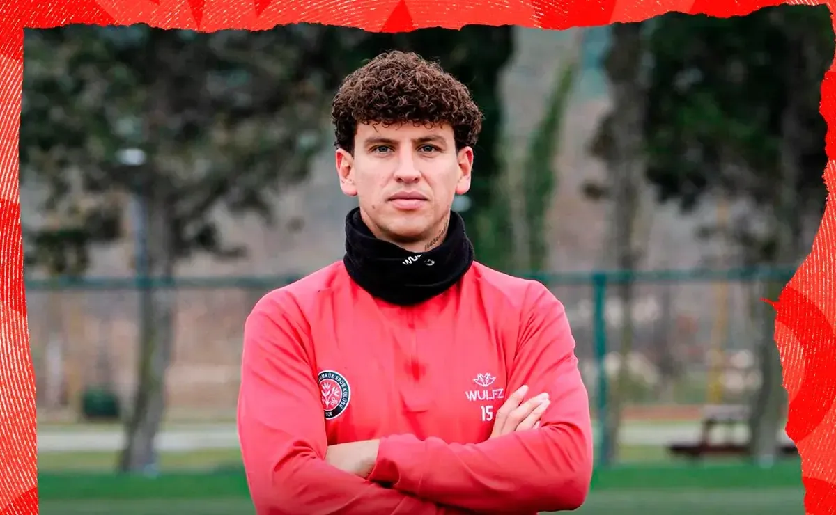 La desvinculación del jugador chileno representa un alivio financiero para el club.