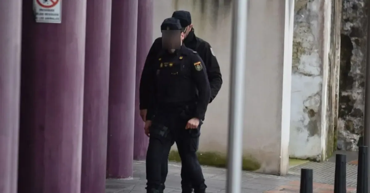 La detención de un agente retirado revela una red delictiva internacional.