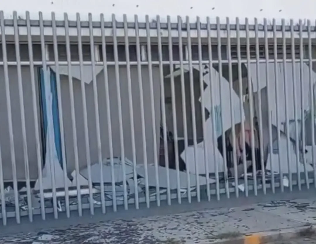 La detonación produjo un incendio y daños materiales, pero no hubo heridos.