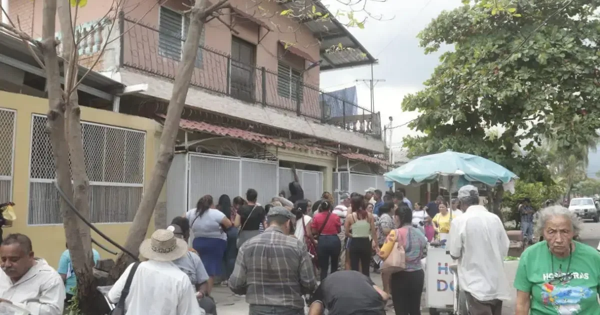 La difusión de información errónea sobre un apoyo económico llevó a confusión y desorden en la comunidad.