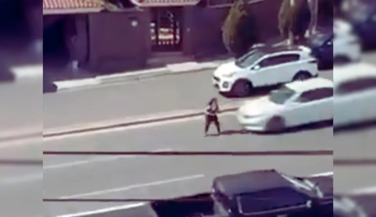 La difusión del accidente genera preocupación por la seguridad peatonal en la ciudad.