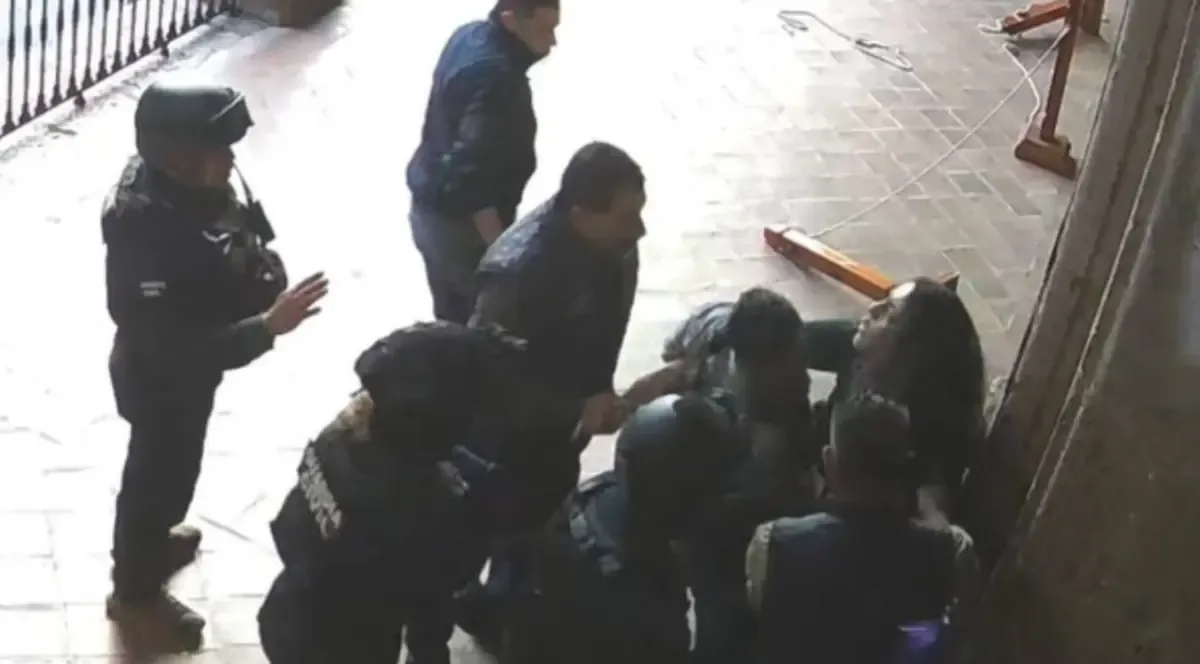 La difusión del video de la agresión genera presión social para la justicia.