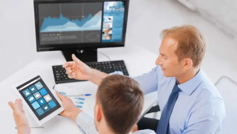 La digitalización transforma la gestión en asesorías, mejorando la eficiencia y la experiencia del cliente.