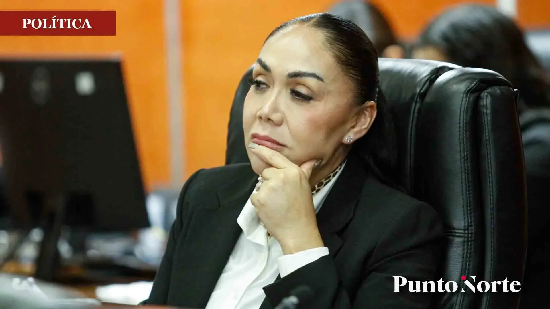 La diputada Adriana Padilla durante su anuncio de renuncia al Partido Verde.