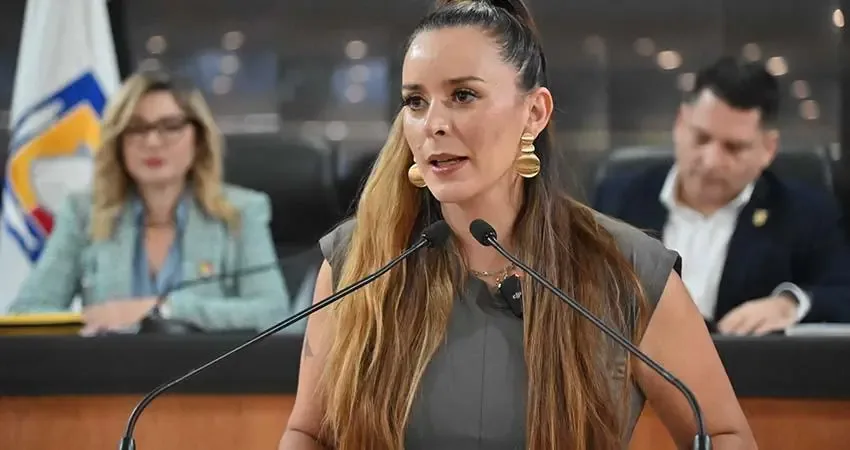 La diputada Arlene Moreno presenta la iniciativa del Parlamento de Mujeres en Baja California Sur.