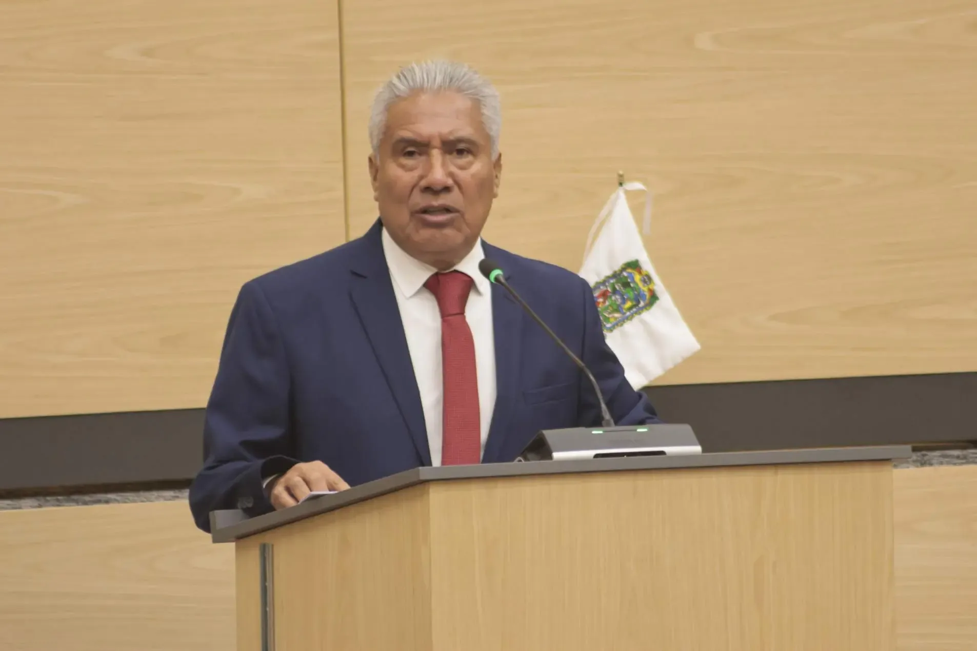La diputada Fedrha Suriano Corrales cuestionando al secretario de Educación Pública en Puebla.