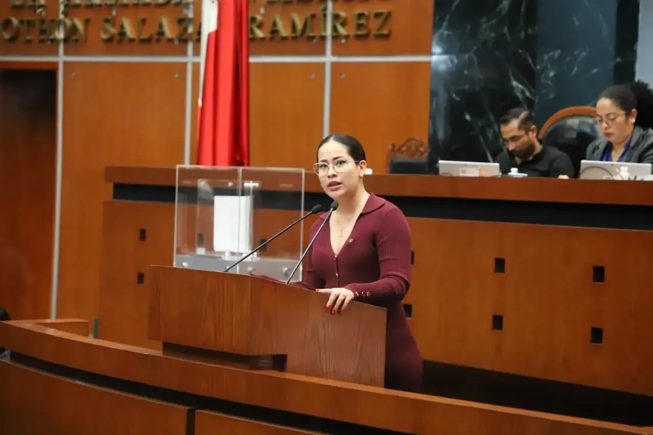 La diputada Gloria Citlali Calixto Jiménez discutiendo medidas en el Congreso del Estado.