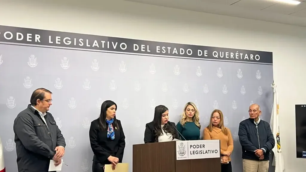 La diputada Leonor Mejía Barraza presenta la propuesta en el Congreso de Querétaro.