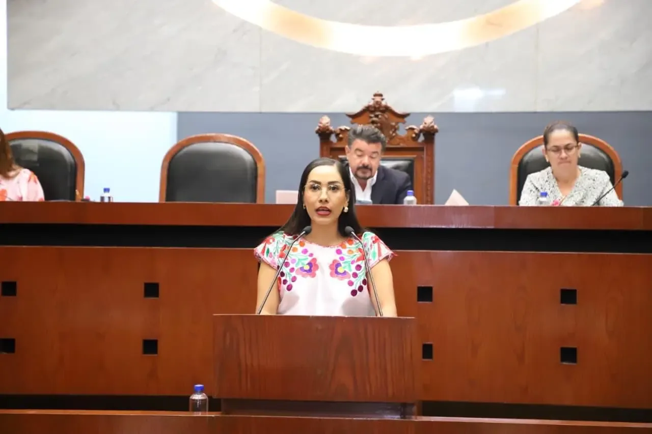 La diputada Luissana Ramos Pineda en la sesión del Congreso del Estado de Guerrero.