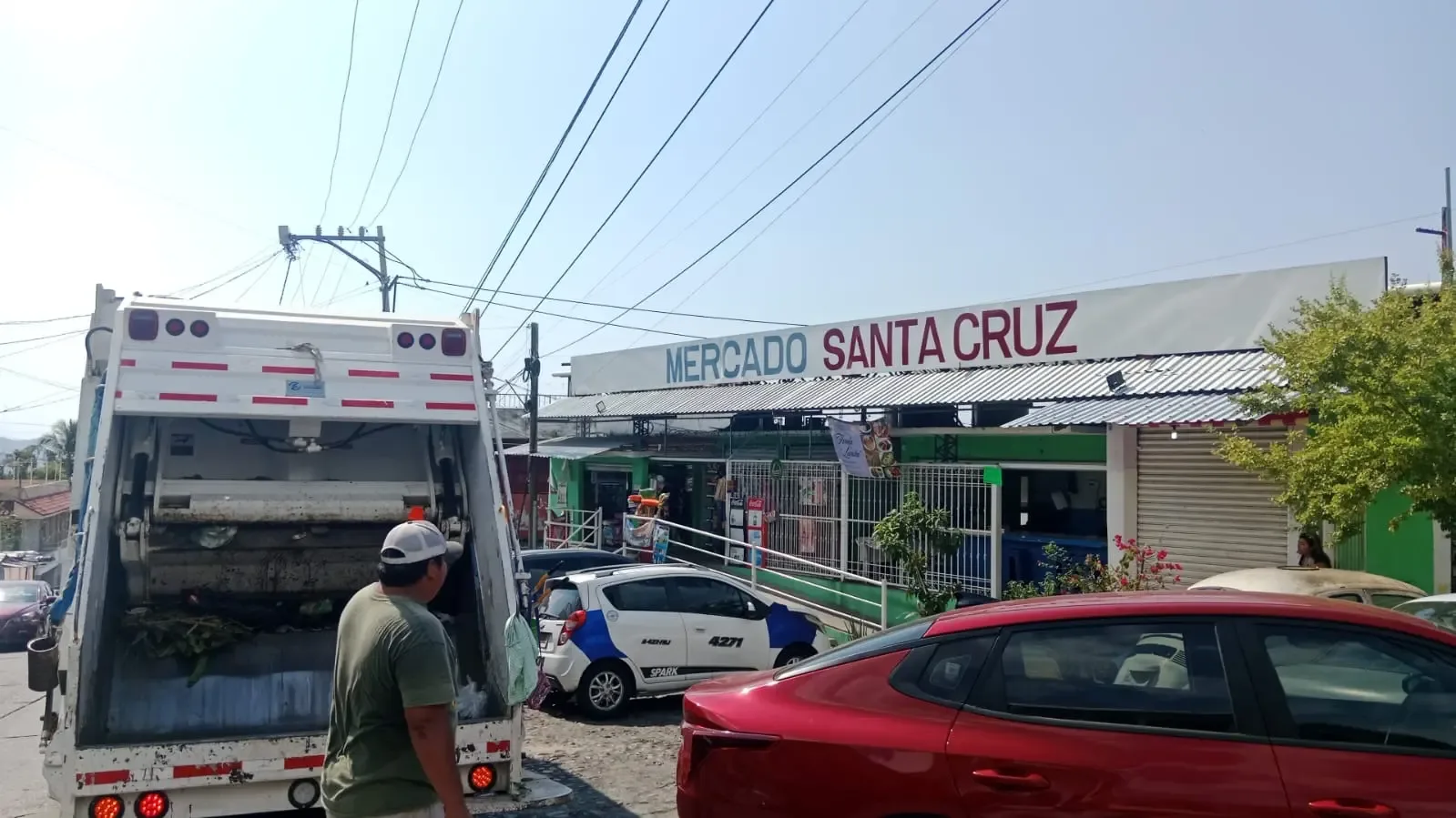 La Dirección de Saneamiento Básico realizando labores de limpieza en Acapulco.