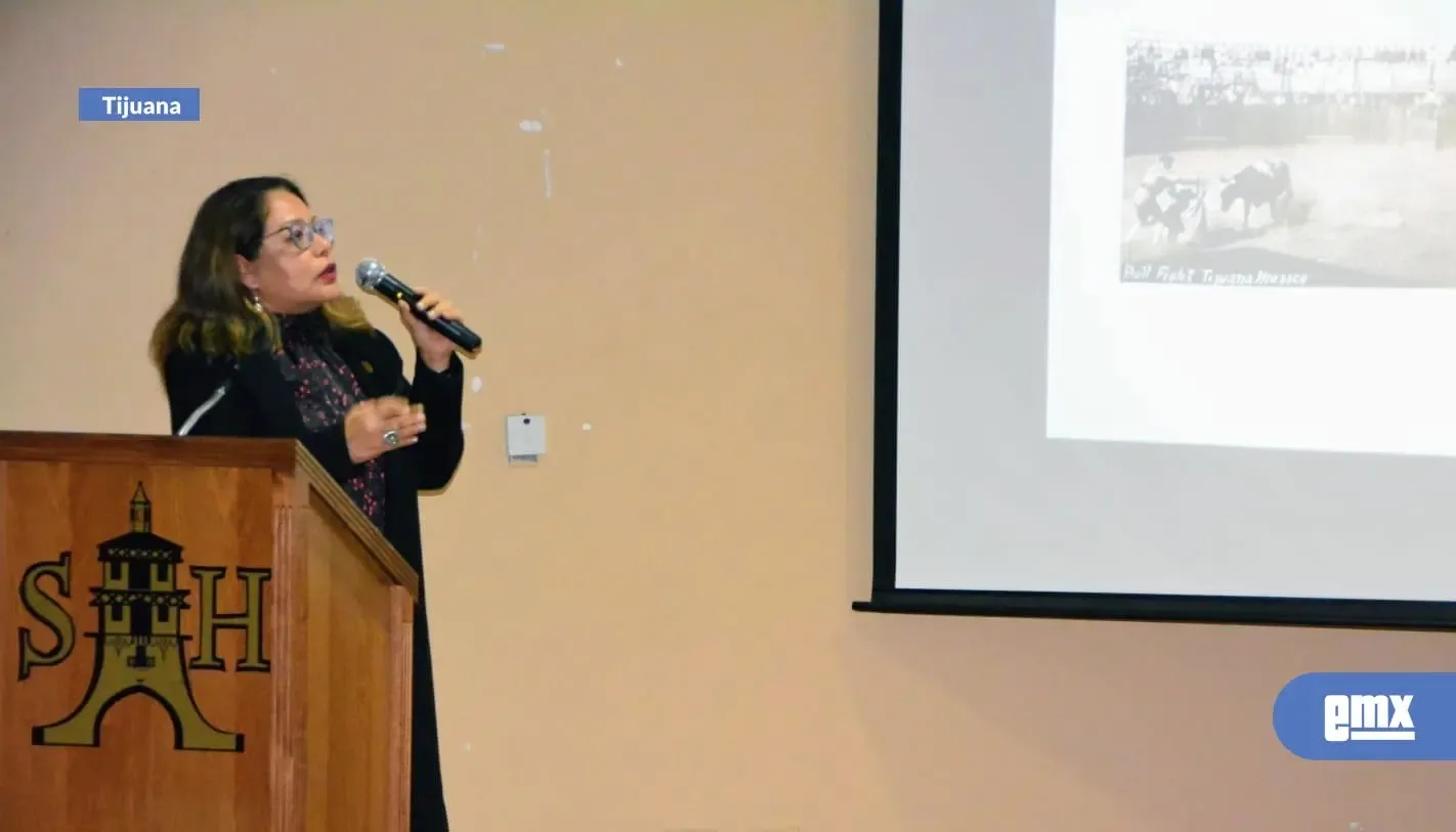 La Directora Diana Lizbeth Méndez Medina en conferencia sobre turismo en Tijuana.