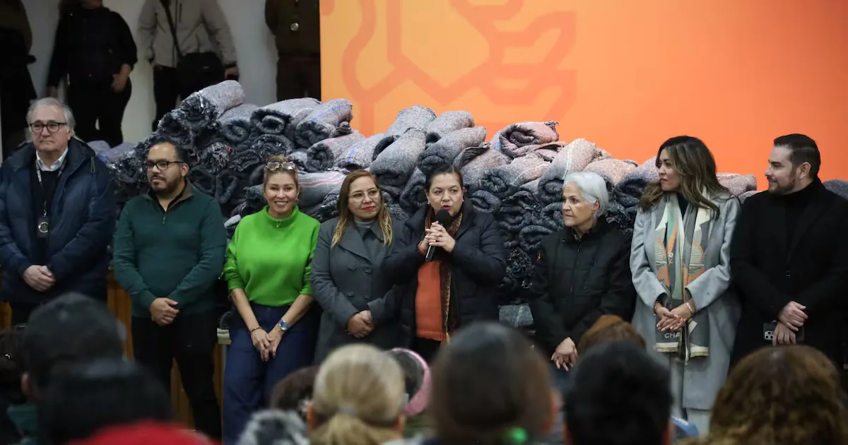 La directora general del DIF Nuevo León, Gloria Bazán, supervisando la entrega de apoyo.