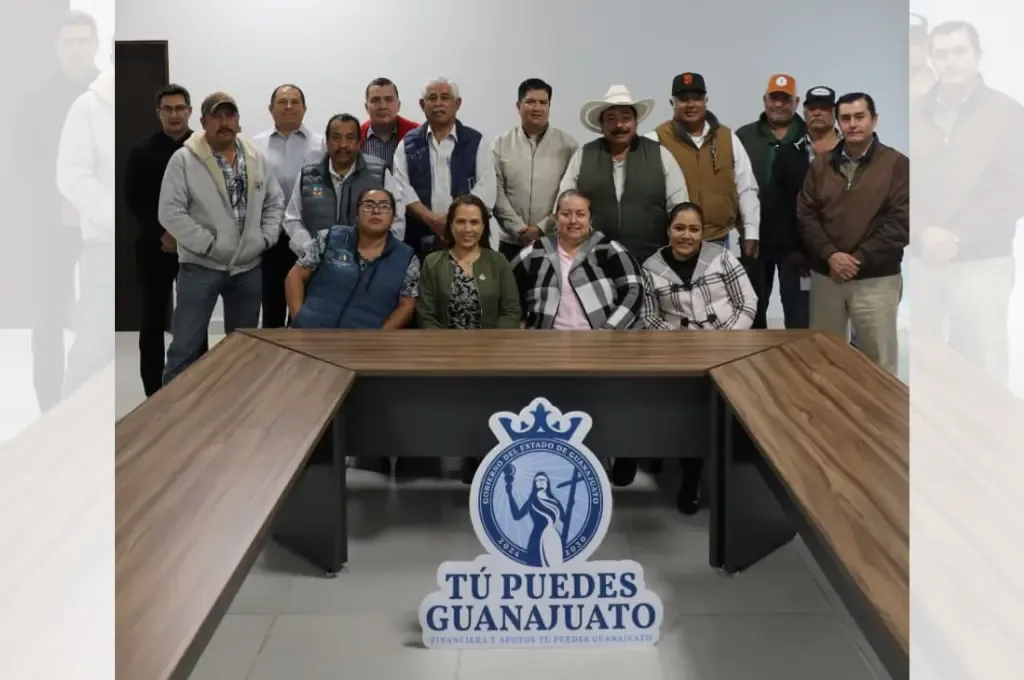 "La directora Ivon Padilla en la reunión sobre financiamiento para el campo guanajuatense."