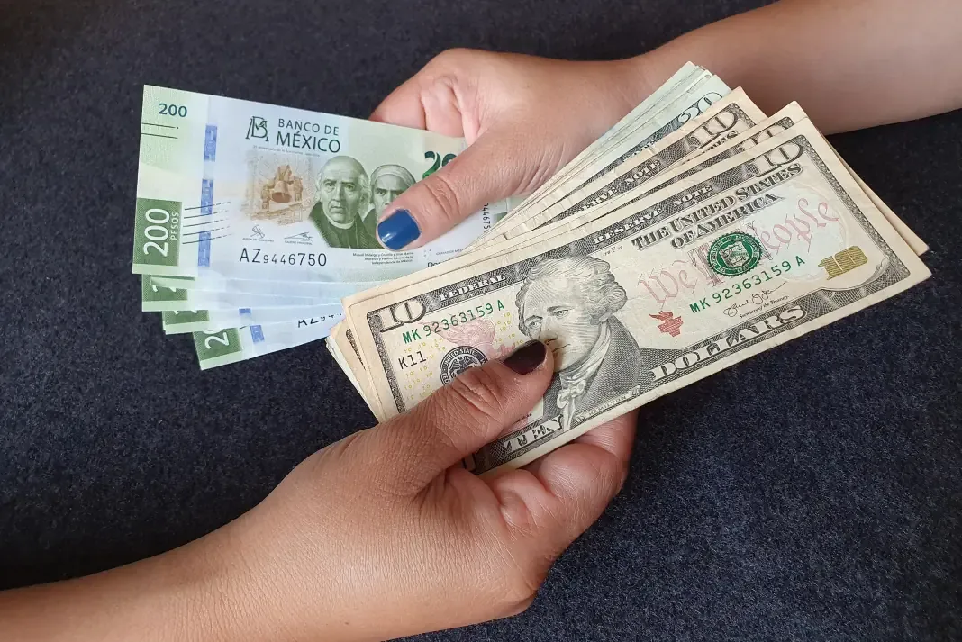 La disminución en remesas afecta el consumo interno en México y refleja las políticas migratorias del gobierno estadounidense.