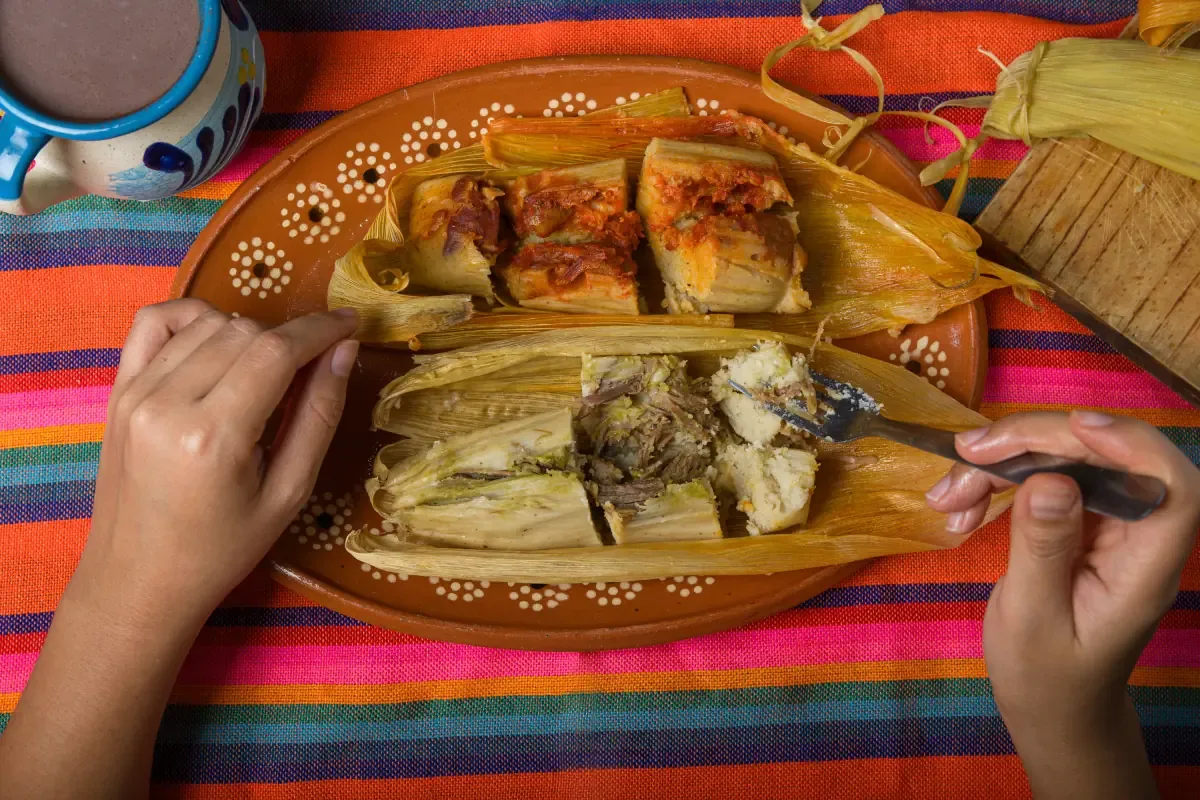 La divertida reseña de una cliente ficticia destaca la experiencia de comer tamales.