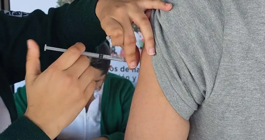 La doctora Diana Erika Gómez Campos exhorta a vacunar a los infantes contra el sarampión.